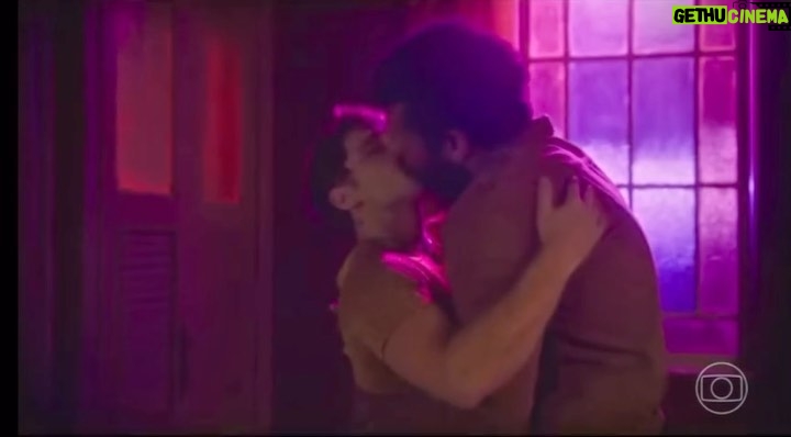 Sonia Abrão Instagram - ROLOU O BEIJO DE RAMIRO EM KELVIN! Ah, esses dois lindos sempre roubando a cena em “TERRA E PAIXÃO”! Demorô, mas foi o beijo mais apaixonado dos últimos tempos em novela! 😘😘 Diego Martins e Amaury Lorenzo brilharam de novo! 👏👏👏👏 (🎥 Rede Globo)