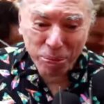 Sonia Abrão Instagram - SILVIO SANTOS SE EMOCIONA COM FESTA DOS FÃS NA PORTA DE SUA CASA! Quando cantaram “Parabéns pra Você”, ele quase não conseguiu segurar as lágrimas! Silvio tbm disse que volta à TV, mas, por enqto está com preguiça: “Eu já fiz isso por 60 anos da minha vida!”. Hoje, ao completar 93, deu mais um show!!! Continua gigante na comunicação! Como não amar? ❤️ Todos os aplausos pra ele! 👏👏👏👏👏👏👏👏👏👏👏👏👏👏👏👏👏👏❤️🎂 (Vídeo: @turmadoratinho)