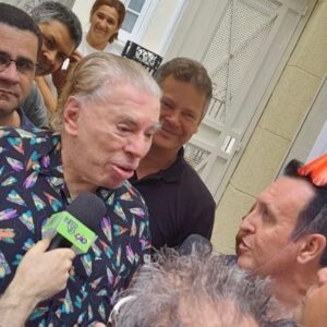 Sonia Abrão Instagram - SILVIO SANTOS APARECE NA PORTA DE CASA NO DIA DO SEU ANIVERSÁRIO! Um grupo de fãs, liderados pelo youtuber @colavitto, foi cantar “Parabéns pra Você” diante da mansão do animador, no Morumbi, e, para surpresa dos admiradores, ele saiu para agradecer! Foi uma alegria geral! 🎂😃❤️👏👏👏👏🎉🎉🎉