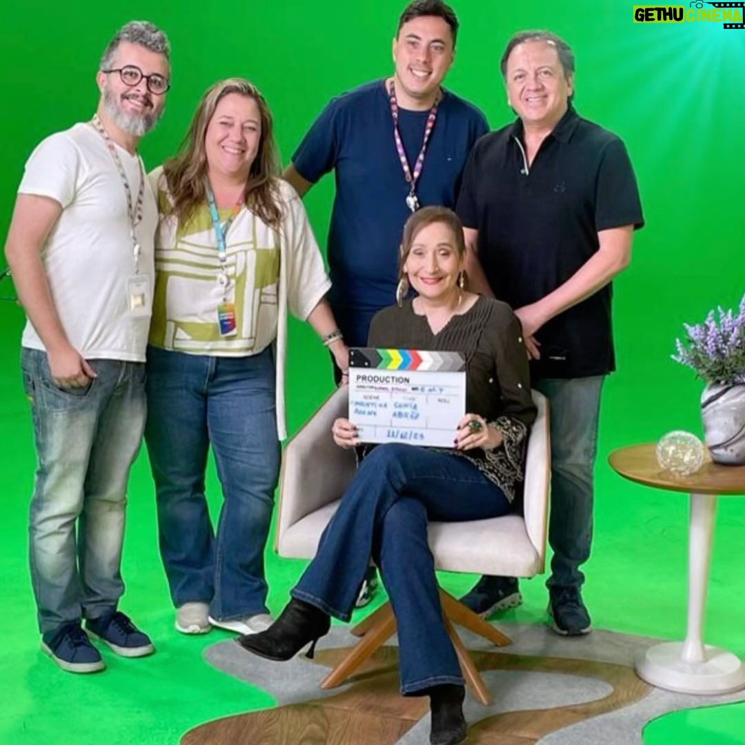 Sonia Abrão Instagram - Luzes, câmera, ação: com a equipe de gravação do documentário sobre CHRISTINA ROCHA, no SBT. Adorei! ❤️Aguardem!