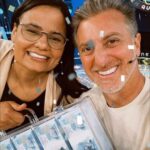 Sonia Abrão Instagram - SAIU 1 MILHÃO NO DOMINGÃO!!! JULLIE DUTRA faturou o prêmio do “QUEM QUER SER UM MILIONÁRIO?”ao responder que PELÉ usou a camisa 10 na Copa de 58! LUCIANO HUCK emocionado e JULLIE em choque fizeram a alegria do público nesse final de semana! Foi lindoooo!!! 👏👏👏👏👏👏 Eu ❤️ esse quadro!!! 💰💰💰E o The Wall tbm!!!! Que voltem logo em 2024!!!
