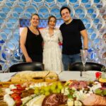 Sonia Abrão Instagram - Ontem tivemos a honra de receber aqui no estúdio do programa “A Tarde é Sua” a equipe da @grazingtableeco , comandada pela Eleny e o Allan, para montar essa linda mesa para do especial de fim de ano! A Grazing Table & Co é especializada em tábuas de frios (ou apenas GRAZING, como eles chamam), tanto para servir, quanto para presentear em qualquer época do ano, inclusive no Natal 🎄🎅🏻 Pra mim, que sou vegana, tbm havia no arranjo frutas deliciosas, como uvas, figos secos e damascos! Além disso, eles têm um enxoval de utensílios e acessórios que deixam o evento ainda mais lindo, como foi o caso aqui na TV! Amei a decoração! 🥰 Obrigada, @grazingtableeco , por fazer parte desse momento de festa do nosso programa! 🙏❤️