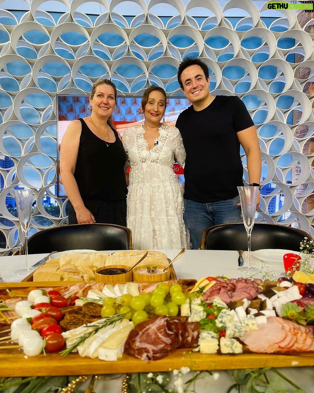 Sonia Abrão Instagram - Ontem tivemos a honra de receber aqui no estúdio do programa “A Tarde é Sua” a equipe da @grazingtableeco , comandada pela Eleny e o Allan, para montar essa linda mesa para do especial de fim de ano! A Grazing Table & Co é especializada em tábuas de frios (ou apenas GRAZING, como eles chamam), tanto para servir, quanto para presentear em qualquer época do ano, inclusive no Natal 🎄🎅🏻 Pra mim, que sou vegana, tbm havia no arranjo frutas deliciosas, como uvas, figos secos e damascos! Além disso, eles têm um enxoval de utensílios e acessórios que deixam o evento ainda mais lindo, como foi o caso aqui na TV! Amei a decoração! 🥰 Obrigada, @grazingtableeco , por fazer parte desse momento de festa do nosso programa! 🙏❤️