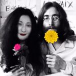Sonia Abrão Instagram - Hoje, 43 anos do assassinato de JOHN LENNON, meu ídolo eterno! 😢💔Me lembro perfeitamente desse dia, em 1980, qdo ouvi a notícia pela rádio Jovem Pan, seguida de uma crônica linda do poeta Álvaro de Faria, e essa música, Happy Xmas (War is Over) na voz de John, acompanhado pelo coral de crianças do Harlem. Não acreditei, desesperei e como fã alucinada que era (e continuo sendo) não parei mais de chorar! Aqui, eu e John, John e eu, na montagem que amo, feita pelo @fernandofurquim, em que tomei o lugar da Yoko! 🥰Fica como homenagem! Sempre e sempre! #lennonforever❤️🎶🎶