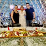 Sonia Abrão Instagram - Esta semana recebemos aqui no estúdio do “A TARDE É SUA” a equipe da @grazingtableeco, comandada pela ELENY e o ALLAN, para montar essa linda mesa do especial de fim de ano! É que a GRAZING TABLE & Co é especializada em tábuas de frios (ou apenas GRAZINGS, como eles chamam) tanto para servir quanto para presentear em qualquer época do ano, inclusive Natal! 🎄🎅🏻 Pra mim, que sou vegana, tbm havia no arranjo frutas deliciosas, como uvas, figos secos e damascos! Além disso, eles tem um enxoval de utensílios e acessórios que deixam o evento ainda mais lindo, como foi o caso aqui na TV! Amei a decoração! 🥰 Obrigada, @grazingtableeco , por fazer parte desse momento de festa do nosso programa! 🙏❤️