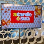 Sonia Abrão Instagram - Ontem tivemos a honra de receber aqui no estúdio do programa “A Tarde é Sua” a equipe da @grazingtableeco , comandada pela Eleny e o Allan, para montar essa linda mesa para do especial de fim de ano! A Grazing Table & Co é especializada em tábuas de frios (ou apenas GRAZING, como eles chamam), tanto para servir, quanto para presentear em qualquer época do ano, inclusive no Natal 🎄🎅🏻 Pra mim, que sou vegana, tbm havia no arranjo frutas deliciosas, como uvas, figos secos e damascos! Além disso, eles têm um enxoval de utensílios e acessórios que deixam o evento ainda mais lindo, como foi o caso aqui na TV! Amei a decoração! 🥰 Obrigada, @grazingtableeco , por fazer parte desse momento de festa do nosso programa! 🙏❤️
