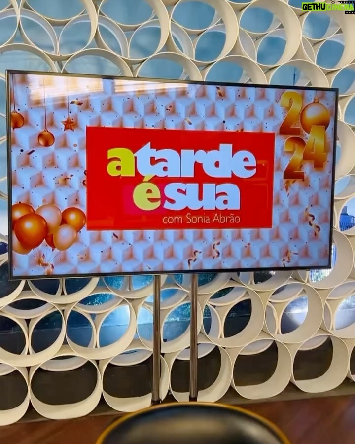 Sonia Abrão Instagram - Ontem tivemos a honra de receber aqui no estúdio do programa “A Tarde é Sua” a equipe da @grazingtableeco , comandada pela Eleny e o Allan, para montar essa linda mesa para do especial de fim de ano! A Grazing Table & Co é especializada em tábuas de frios (ou apenas GRAZING, como eles chamam), tanto para servir, quanto para presentear em qualquer época do ano, inclusive no Natal 🎄🎅🏻 Pra mim, que sou vegana, tbm havia no arranjo frutas deliciosas, como uvas, figos secos e damascos! Além disso, eles têm um enxoval de utensílios e acessórios que deixam o evento ainda mais lindo, como foi o caso aqui na TV! Amei a decoração! 🥰 Obrigada, @grazingtableeco , por fazer parte desse momento de festa do nosso programa! 🙏❤️