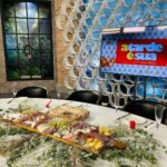 Sonia Abrão Instagram - Ontem tivemos a honra de receber aqui no estúdio do programa “A Tarde é Sua” a equipe da @grazingtableeco , comandada pela Eleny e o Allan, para montar essa linda mesa para do especial de fim de ano! A Grazing Table & Co é especializada em tábuas de frios (ou apenas GRAZING, como eles chamam), tanto para servir, quanto para presentear em qualquer época do ano, inclusive no Natal 🎄🎅🏻 Pra mim, que sou vegana, tbm havia no arranjo frutas deliciosas, como uvas, figos secos e damascos! Além disso, eles têm um enxoval de utensílios e acessórios que deixam o evento ainda mais lindo, como foi o caso aqui na TV! Amei a decoração! 🥰 Obrigada, @grazingtableeco , por fazer parte desse momento de festa do nosso programa! 🙏❤️