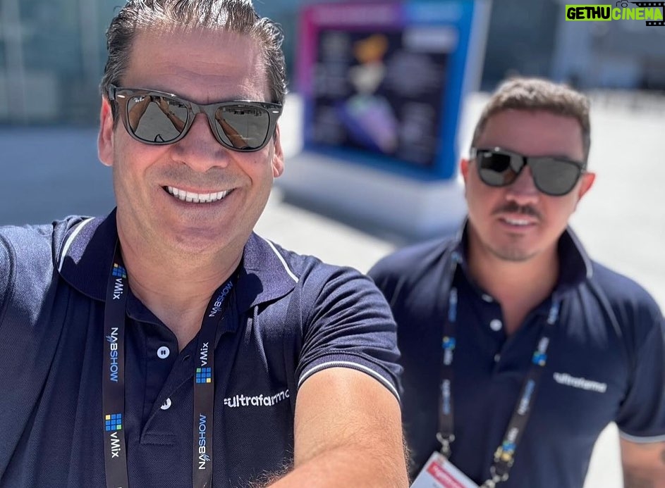 Sonia AbrΓ£o Instagram - QUE DUPLA!!! @eliasdesouzaabrao, nosso diretor do A TARDE Γ SUA, e @mauriciocavazani, da @cavazpublicidade, no Las Vegas Convention Center, EUA, trabalhando muito na NAB (maior evento de tecnologia e broadcast do mundo), pra voltarem ao Brasil cheios de novidades! πΊπππππππππ