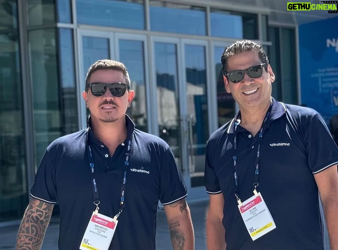 Sonia AbrΓ£o Instagram - QUE DUPLA!!! @eliasdesouzaabrao, nosso diretor do A TARDE Γ SUA, e @mauriciocavazani, da @cavazpublicidade, no Las Vegas Convention Center, EUA, trabalhando muito na NAB (maior evento de tecnologia e broadcast do mundo), pra voltarem ao Brasil cheios de novidades! πΊπππππππππ