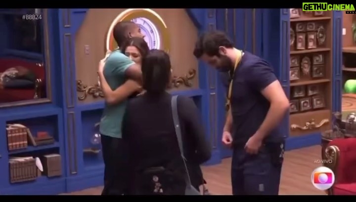 Sonia Abrão Instagram - BIA ELIMINADA! 82.61% A rejeição veio, mas a vingança, não! Depois de negar um abraço a Davi, ela voltou atrás,quando o brother pediu pela segunda vez, e atendeu ao desejo do ex-aliado! Davi disse: “O jogo acabou, Bia!” e ela respondeu: “Eu sei quem eu sou!”. Quase que a discussão começou de novo, mas a sister desejou boa sorte pra ele e foi embora! Graças a Deus! Vem, Bia, gritar “É o Brasil do Brasil” aqui fora! Colheu o que plantou! 🤷🏻♀️👋 (Vídeo: Rede Globo)