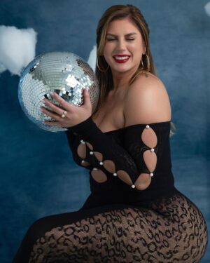 Sophie Hall Instagram - HAPPY BIRTHDAY TO ME 🎁 @fashionnovacurve

Sierra seamless jumpsuit- Plus
