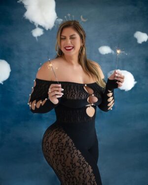 Sophie Hall Instagram - HAPPY BIRTHDAY TO ME 🎁 @fashionnovacurve

Sierra seamless jumpsuit- Plus