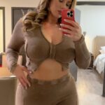 Sophie Hall Instagram - What’s your fav thanksgiving food? @fashionnovacurve