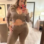 Sophie Hall Instagram - What’s your fav thanksgiving food? @fashionnovacurve
