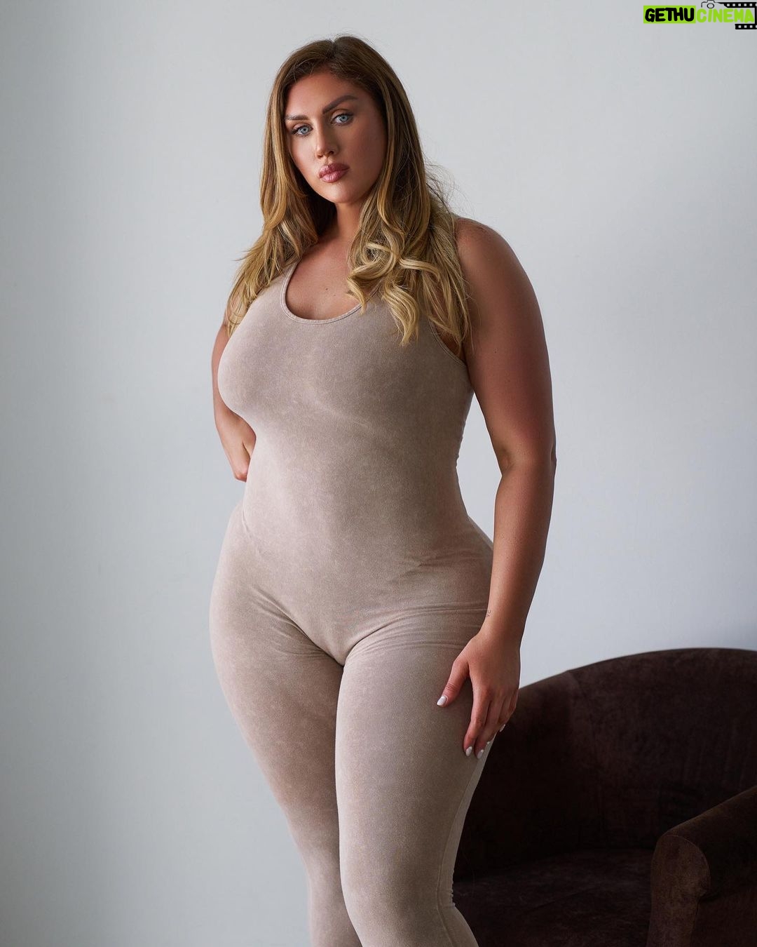 Sophie Hall Instagram - Hey Baby 🤍 @fashionnovacurve