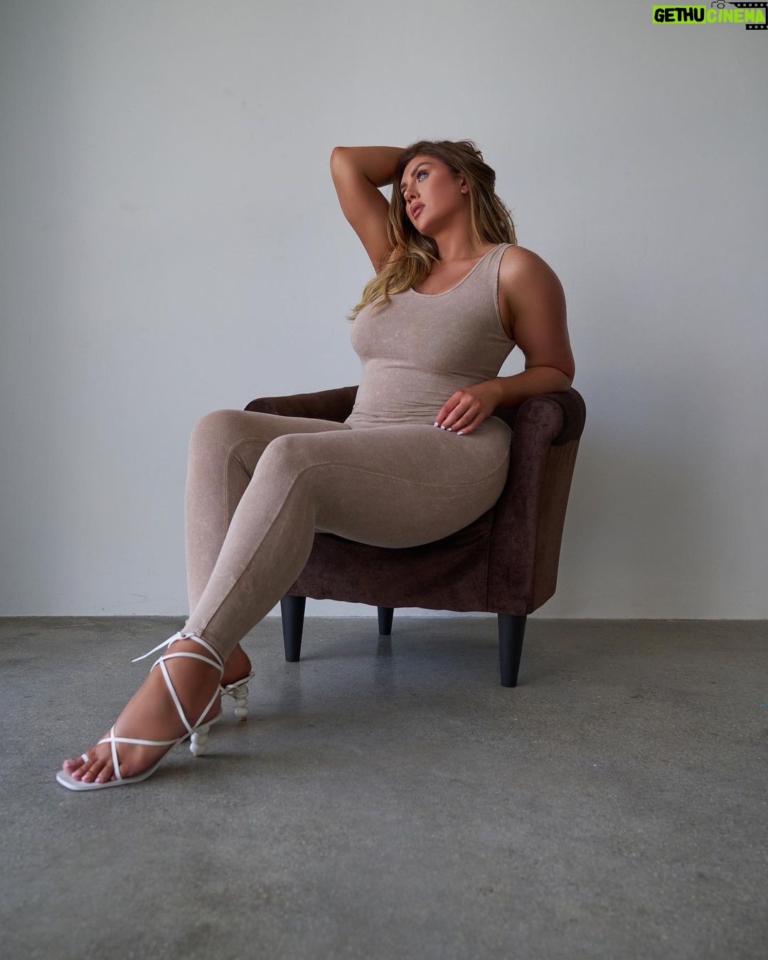 Sophie Hall Instagram - Hey Baby 🤍 @fashionnovacurve