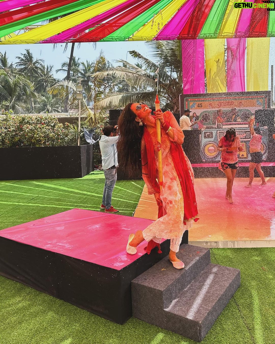 Soundarya Sharma Instagram - इस बार नये रंग दिखे 🥳 रंग बरसे on Later - Gram 🌈 बुरा ना मानो होली है 🤩❤️💚💛💜 वैसे सूट जचता है ना मुझपे 😎!? #Holi #colors #colorsofInstagram #SoundaryaSharma #holihai #festivals #indian #india #splash #trendingnow #instagood #gram