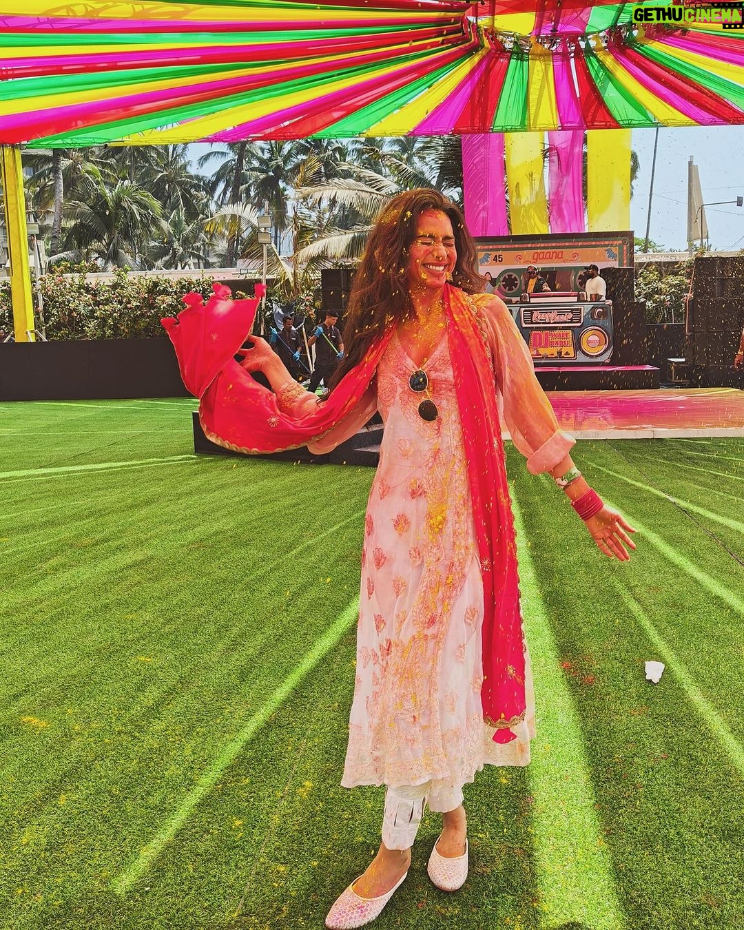 Soundarya Sharma Instagram - इस बार नये रंग दिखे 🥳 रंग बरसे on Later - Gram 🌈 बुरा ना मानो होली है 🤩❤️💚💛💜 वैसे सूट जचता है ना मुझपे 😎!? #Holi #colors #colorsofInstagram #SoundaryaSharma #holihai #festivals #indian #india #splash #trendingnow #instagood #gram