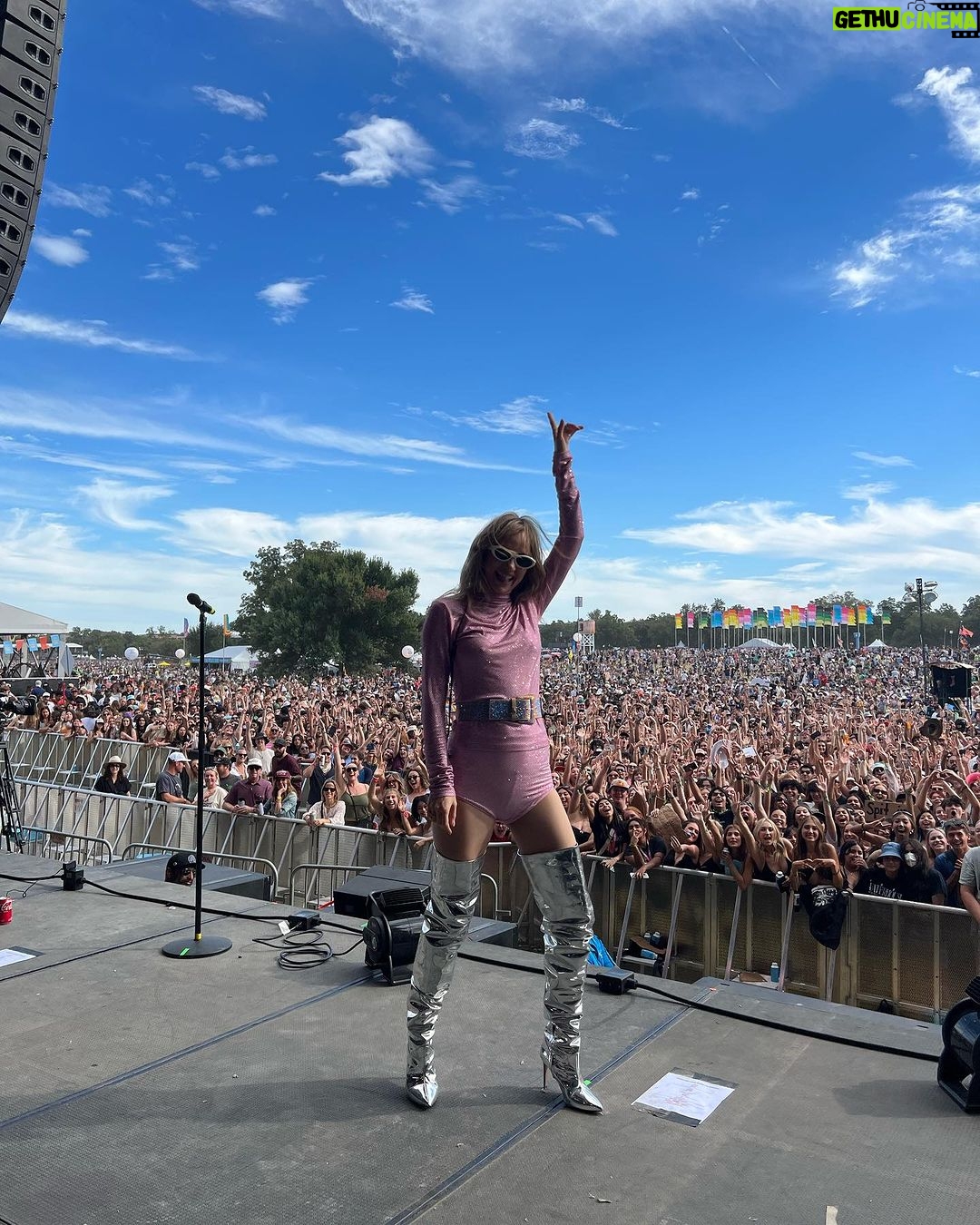 Suki Waterhouse Instagram - Having the best time touring cities I haven’t played in before! Floridians I LOVE you thank you for the most fun two shows this week. Can’t wait for Houston this Saturday! xx