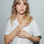 Suki Waterhouse Instagram - Love connections from the @tiffanyandco Lock collection 🔒💕 #tiffanylock #tiffanypartner