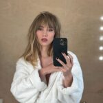 Suki Waterhouse Instagram - @fendi @kimjones @delfinadelettrez @silviaventurinifendi thanks for having me! 💕