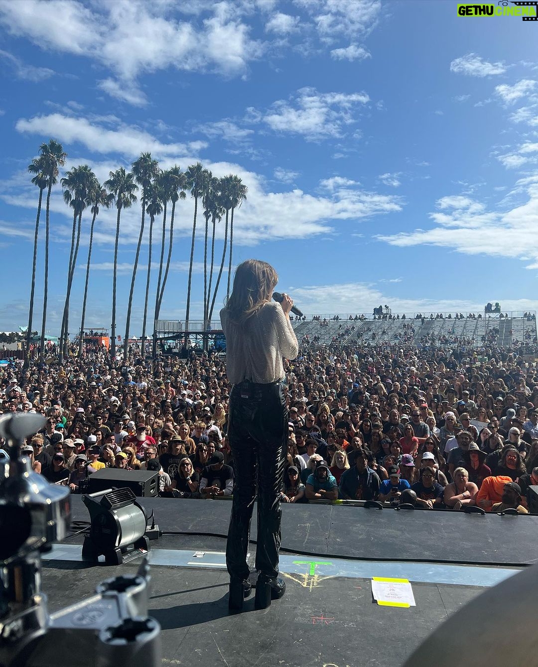 Suki Waterhouse Instagram - so happy to be back!!! @allthingsgo @theohanafest
