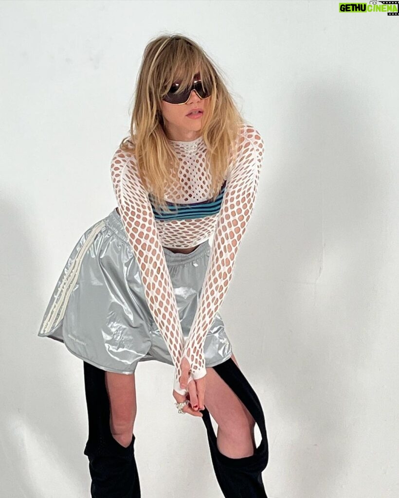 Suki Waterhouse Instagram - styled by closet cleanout ⭐️⭐️⭐️⭐️