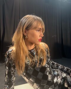 Suki Waterhouse Instagram - #ad The ‘To Love’ Red Lip by @sofiatilbury ❤️ @charlottetilbury