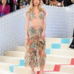 Suki Waterhouse Instagram - Karl Lagerfeld: A Line of Beauty @fendi Women’s Spring/Summer 2019 gown by Karl Lagerfeld ❤️