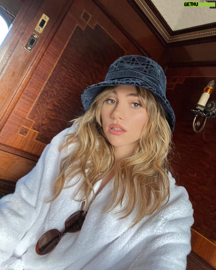Suki Waterhouse Instagram - Traveling through scotland with @diorbeauty and the spirits of the highlands in my heart. Thank you Belmond @Belmondroyalscotsman @diorbeautylovers #DiorBeauty #DiorSkincare #DiorSpa #TheArtofBelmond for this magical trip 💓 📷 @pierre__mouton