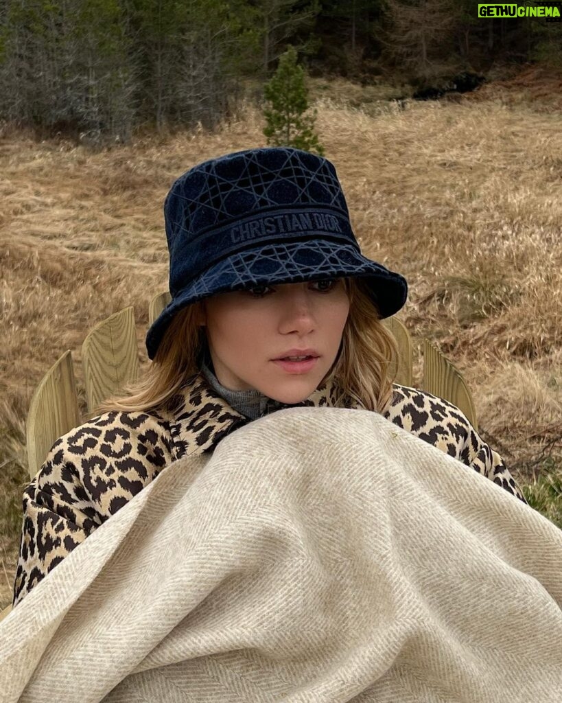 Suki Waterhouse Instagram - Traveling through scotland with @diorbeauty and the spirits of the highlands in my heart. Thank you Belmond @Belmondroyalscotsman @diorbeautylovers #DiorBeauty #DiorSkincare #DiorSpa #TheArtofBelmond for this magical trip 💓 📷 @pierre__mouton