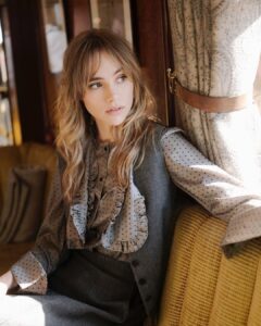 Suki Waterhouse Instagram - Traveling through scotland with @diorbeauty and the spirits of the highlands in my heart. Thank you Belmond @Belmondroyalscotsman @diorbeautylovers #DiorBeauty #DiorSkincare #DiorSpa #TheArtofBelmond for this magical trip 💓 📷 @pierre__mouton