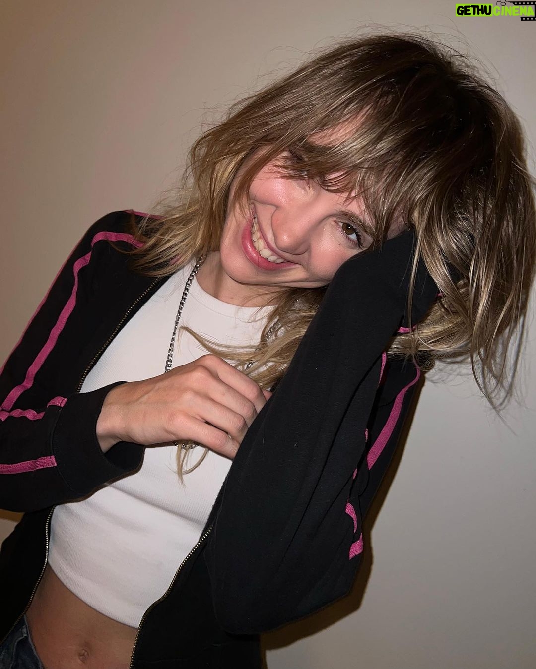Suki Waterhouse Instagram - fall tour dates!!! 💕