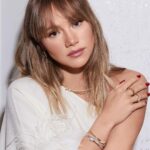 Suki Waterhouse Instagram - Feeling festive with @tiffanyandco #ATiffanyHoliday #TiffanyAndCo #TiffanyPartner #TiffanyKnot 💎✨