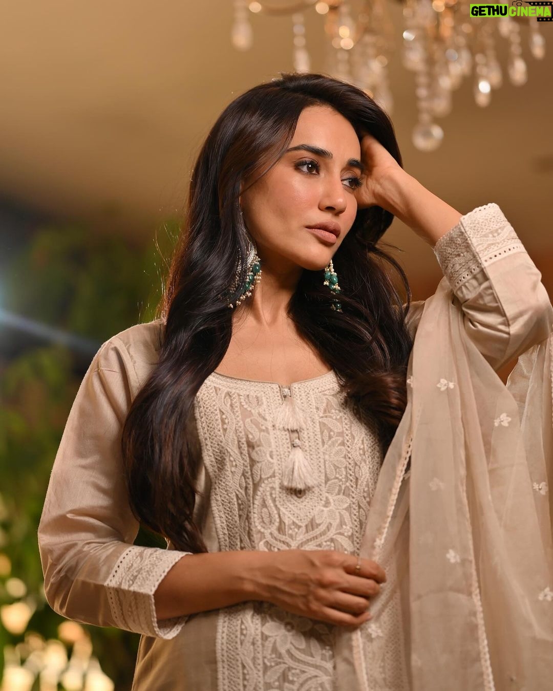 Surbhi Jyoti Instagram - How are you my lovely people ???