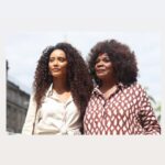 Taís Araújo Instagram - É preciso celebrar e reverenciar em vida os que vieram antes de nós, para que saibam que os caminhos que foram pavimentados com muita luta não foram em vão. Por isso, toda a oportunidade de dizer que te amo e que eu sou porque você é, e sempre será, eu o farei! Obrigada por tudo Zezé, minha eterna mãezinha 💞 Meus amores, esse é só um pedacinho do tributo LINDO a nossa musa @zezemotta , ele tá disponível completo no @globoplay recheado de memórias, momentos icônicos e um papo super legal que tivemos na casa dela. Confere lá!