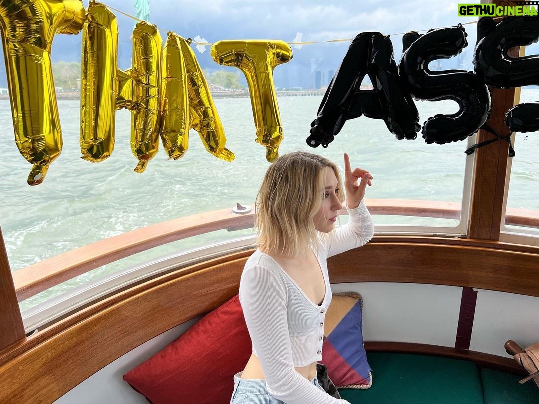 Taissa Farmiga Instagram - Dat 🍑 Hudson River