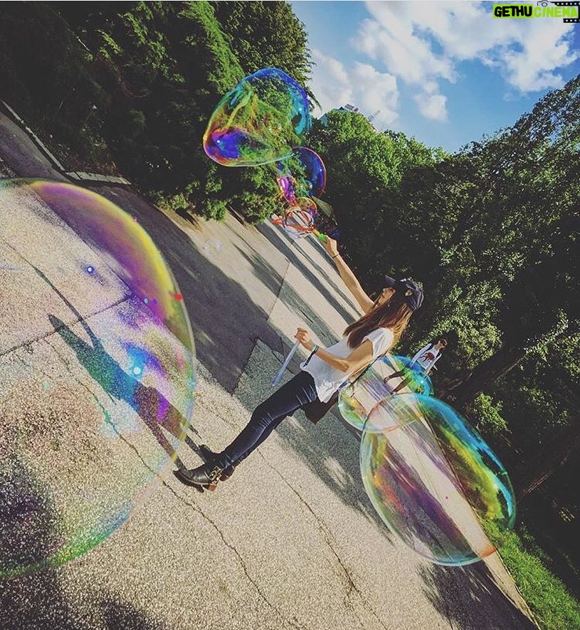 Taissa Farmiga Instagram - 🌬 #repost @corinhardy: Flashback to before we started shooting #TheNunMovie They call her... 'The Bubble Whisperer'