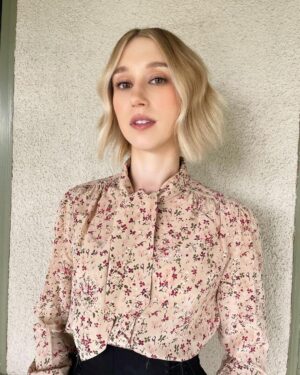 Taissa Farmiga Instagram - Press Junket day for @gildedagehbo 💋 Plus side of virtual is having my little dude by my side. 

💄 @emilychengmakeup 
💇🏼‍♀️ @brianfisherhair 
👠 @lex_onlex