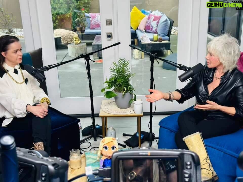 Taryn Manning Instagram - On the set of our talented actress, @tarynmanning's podcast, One Fine Day. Taryn is known for her iconic roles in 8 Mile, Hustle & Flow, and as one of the lead characters on Orange is the New Black. Tune into our juicy conversation as we discuss what it takes to be a movie star! 🎬 ⭐️ Palm Springs, California