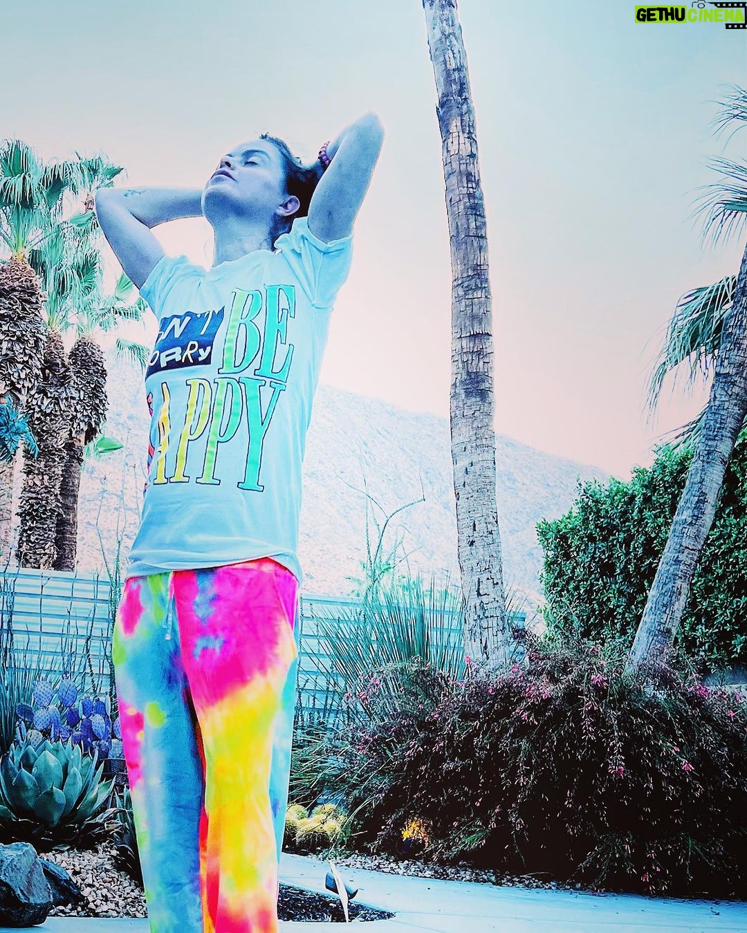 Taryn Manning Instagram - Don’t worry be happy ⭐️
