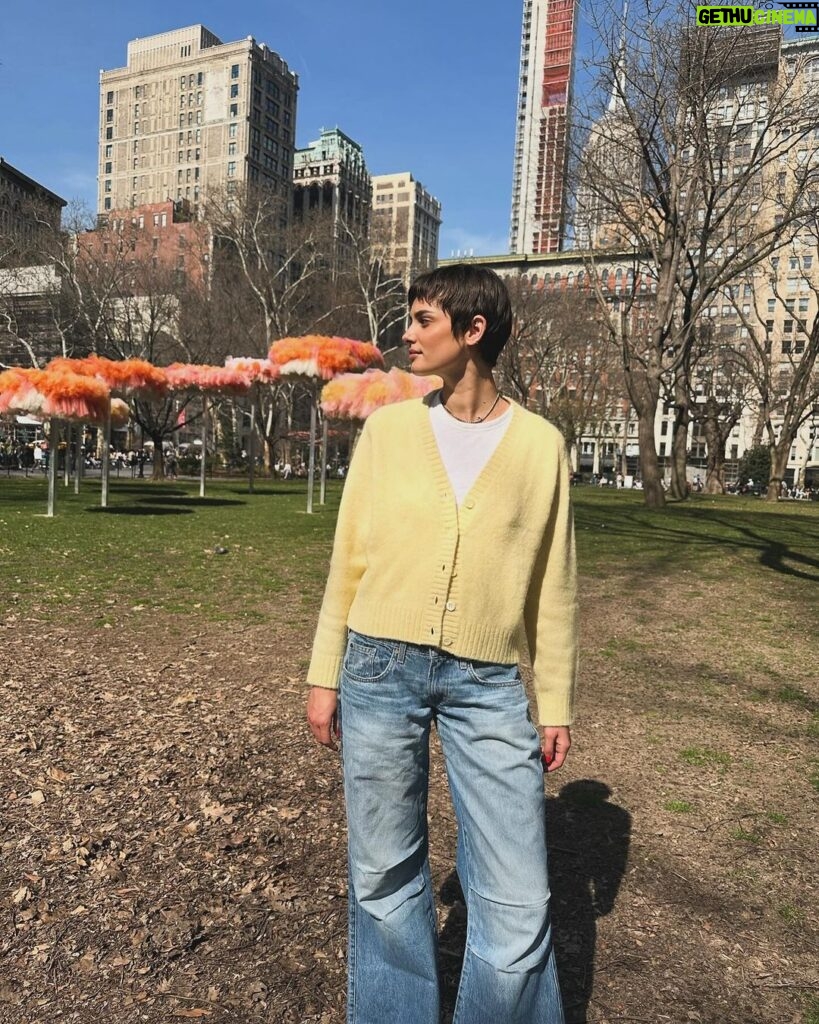Taylor Hill Instagram - Sunny weather and Fresh cut, it’s starting to feel like spring 🌸💇‍♀️☀️ New York City