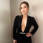 Taylor Tomlinson Instagram - About last night ✨ #emmys Styled by @taraswennen Makeup by @amberdmakeup Hair by @kikihaircutter Nails @chuenails Jumpsuit - @reemacra Shoes - @jimmychoo Ring- @swarovski Earrings- @jaredthegalleriaofjewelry