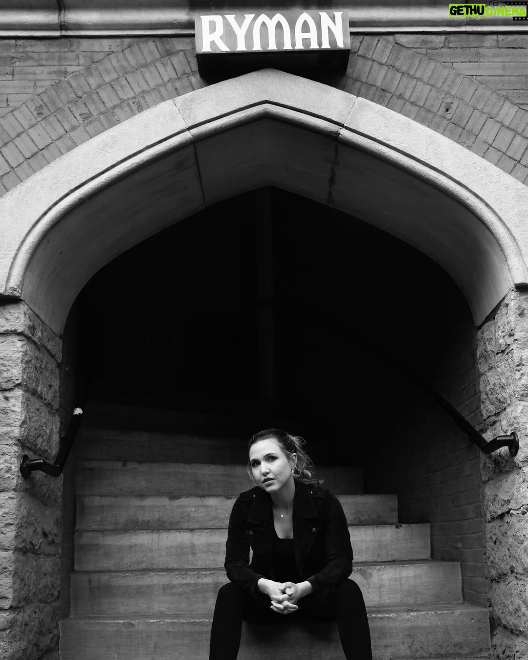 Taylor Tomlinson Instagram - @taylortomlinson’s headed back to the Ryman this week on her “The Have It All” Tour, and we’re teaming up to give one lucky winner a chance to be in the pews! 🎙️✨ To enter to win: 👉 follow both accounts 👉 tag a friend in the comments 👉 share this post to your story Good luck! 💒