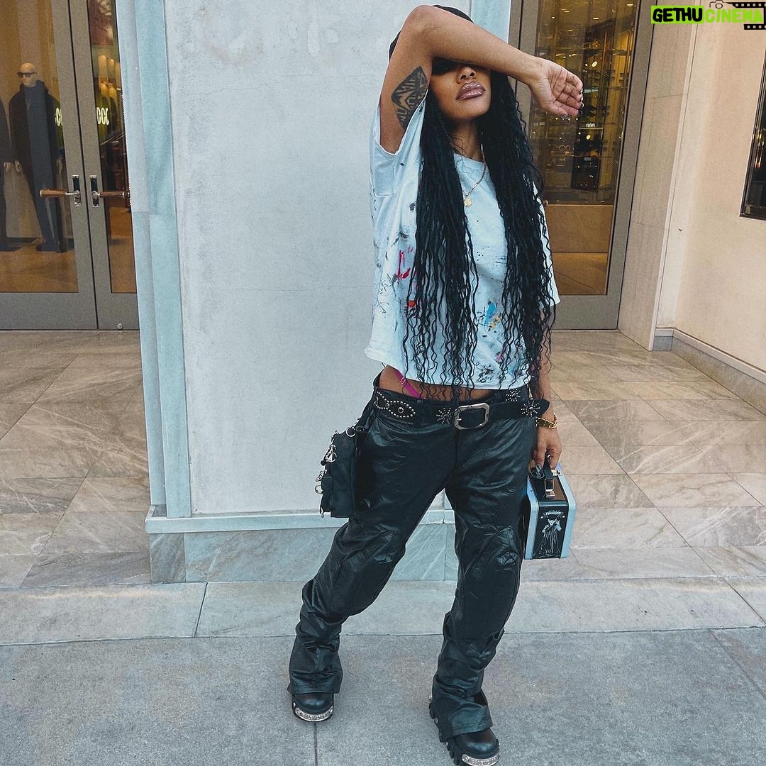 Teyana Taylor Instagram - Tomboy wit a lil pop of pink-a-boo 💕
