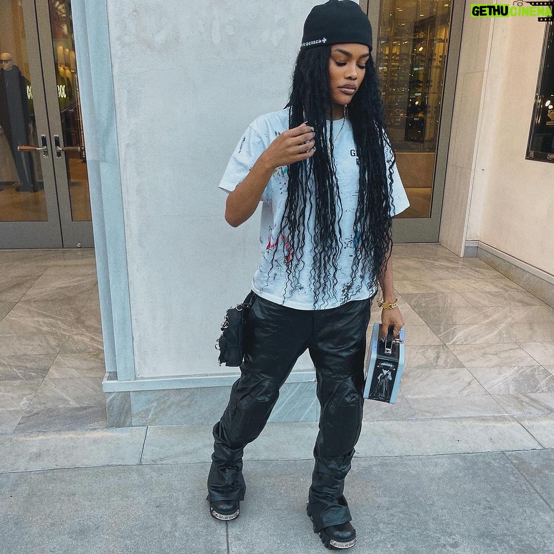 Teyana Taylor Instagram - Tomboy wit a lil pop of pink-a-boo 💕