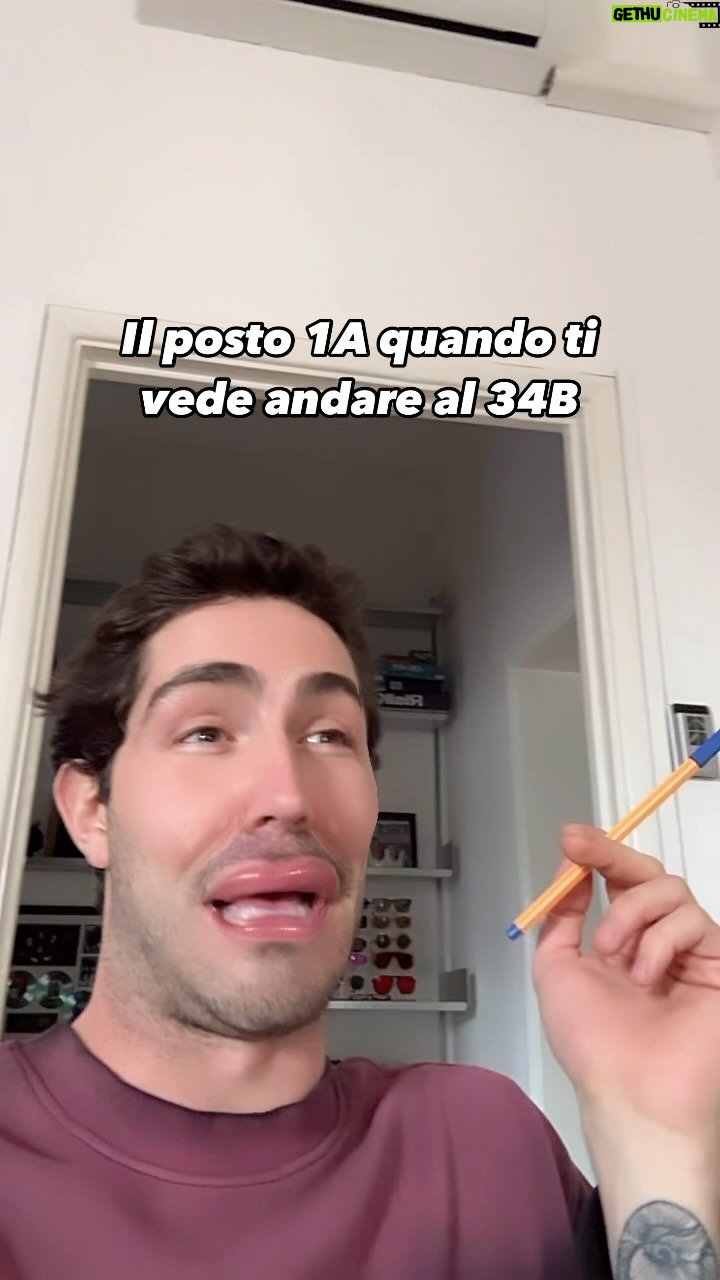 Tommaso Zorzi Instagram - Mai incrociare gli sguardi di quelli seduti in Business.