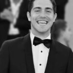 Tommaso Zorzi Instagram - Non volevo che fosse l’abito il protagonista della mia Venezia, ma l’opera commovente che ho avuto l’onore di vedere. Oggi ho metabolizzato appieno “Il signore delle formiche” e vi consiglio vivamente di andare al cinema. Detto questo beccatevi sta carrellata. Palazzo del Cinema di Venezia