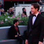 Tommaso Zorzi Instagram - Non volevo che fosse l’abito il protagonista della mia Venezia, ma l’opera commovente che ho avuto l’onore di vedere. Oggi ho metabolizzato appieno “Il signore delle formiche” e vi consiglio vivamente di andare al cinema. Detto questo beccatevi sta carrellata. Palazzo del Cinema di Venezia